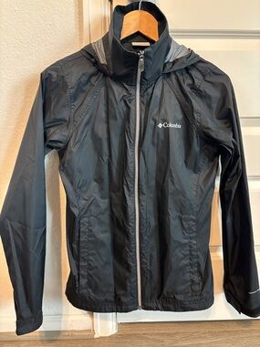 Columbia women’s Black Hooded Packable Windbreaker